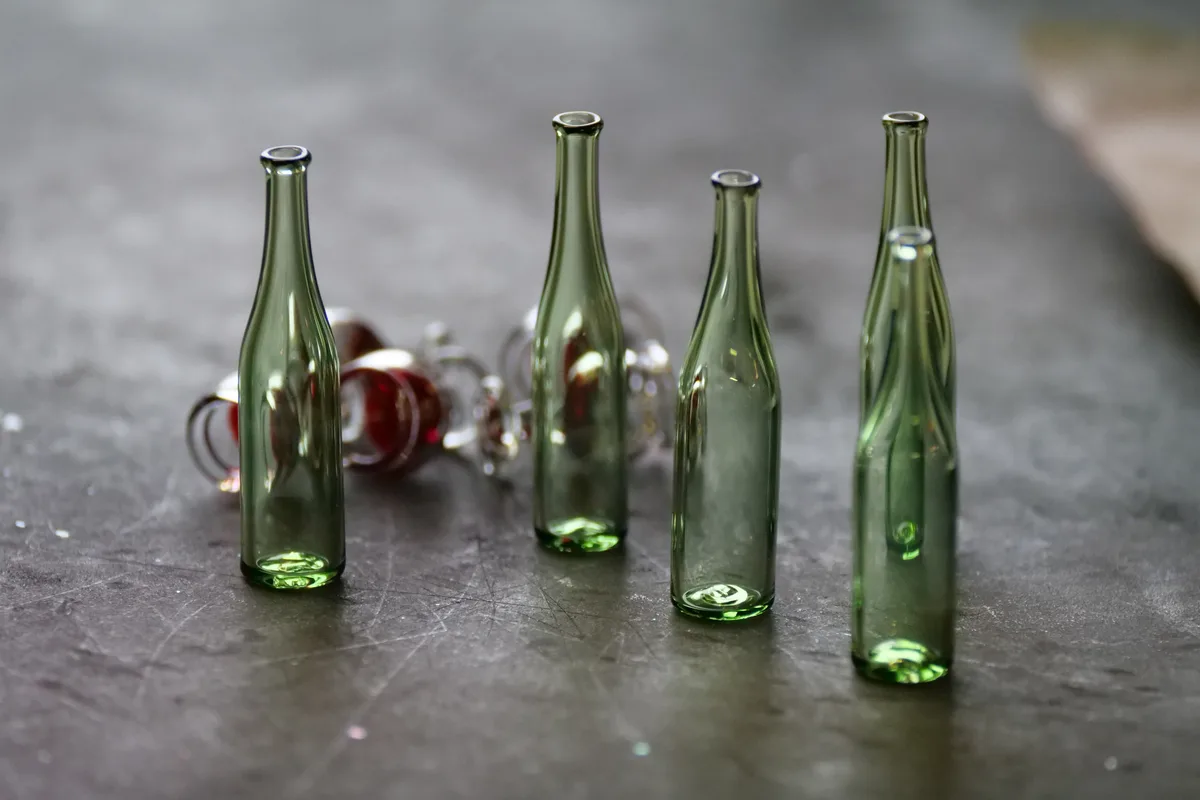 Flaschen und Gläser für neue Weintrinker-Hühner sind bereits fertig. René Burri in seiner Glasbläserei in Wila.